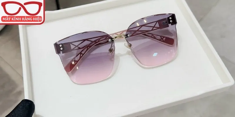 Vì sao kính Dior hồng trở thành xu hướng được yêu thích?