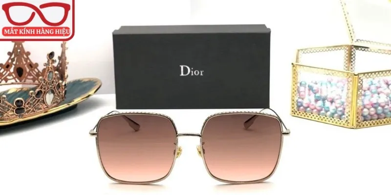 Kính Dior vuông phù hợp với nhiều khuôn mặt và phong cách